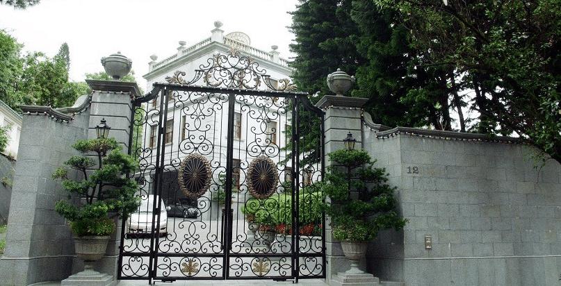 据了解,吕丽君目前居住在市值超过10亿的白建时道12号豪宅,但这套豪宅