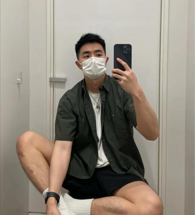 有型气质小哥哥戴着口罩自拍光看这身气质有点神秘的感觉