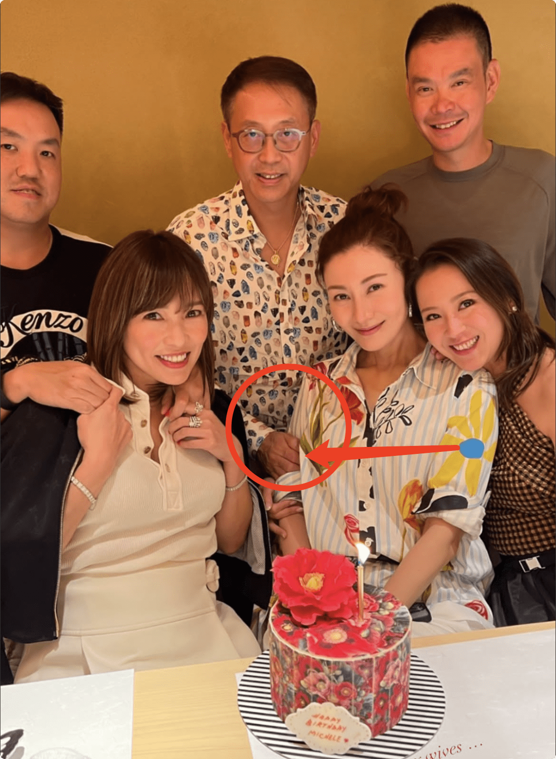原创李嘉欣提前一个月庆生许晋亨挽妻子手臂出镜结婚14年依然黏老婆