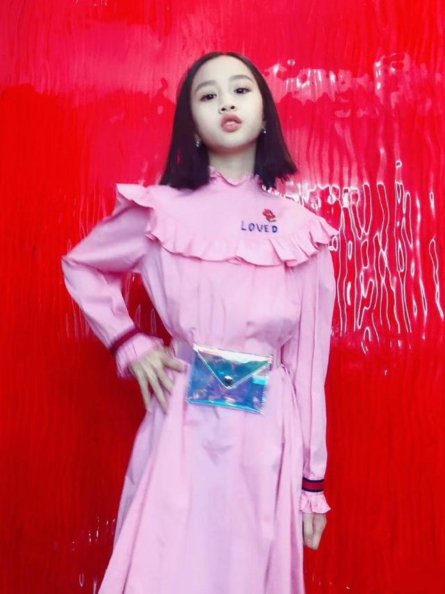 考拉参与的这场走秀风格多变,刚刚已经有了甜美可爱风和帅气风,现在又