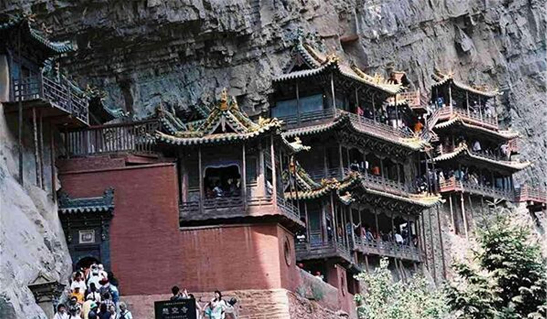 一个比少林寺悠久的寺庙，曾因挖煤遭破坏，后为吸引游客选择降价