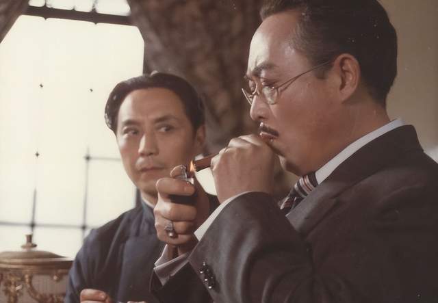 1988年,严翔在电视剧《上海的早晨》中成功地塑造了棉纺企业家徐义德