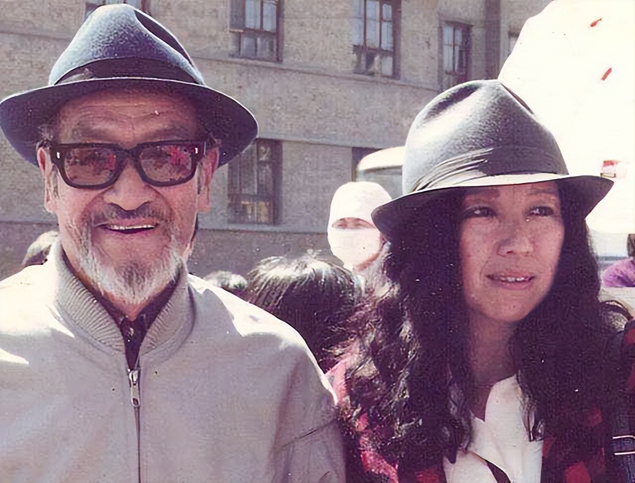 王洛宾不相信妻子劈腿深夜回到兰州家中妻子你回来睡哪