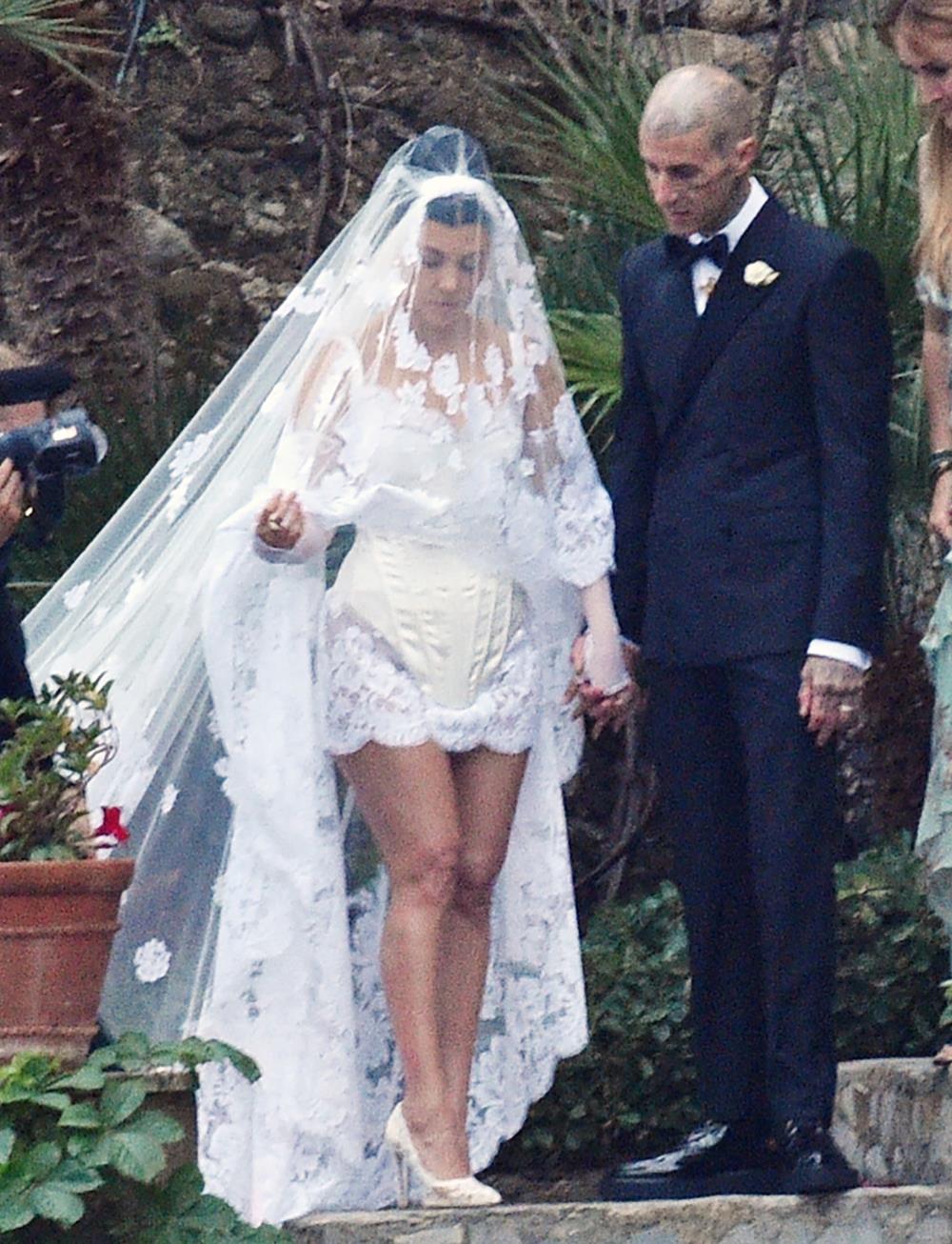 直击考特尼卡戴珊婚礼现场:肯达尔詹娜与布克亮相,打破