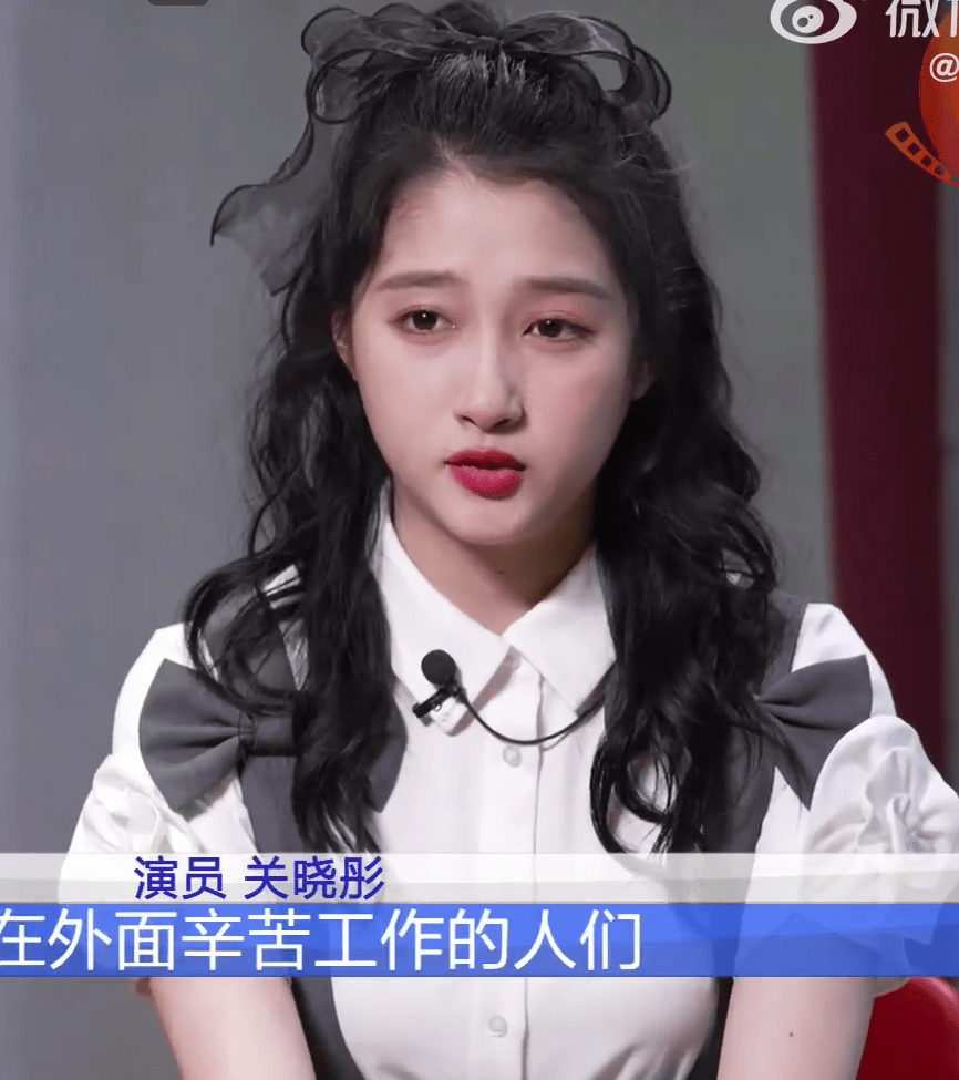 关晓彤最新采访引热议状态差左右脸不对称被指越来越像贾玲
