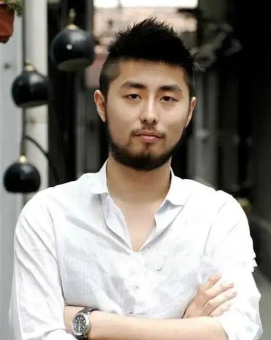 红极一时的汪嘉伟:离婚又再婚,导演儿子是我的心痛与骄傲?