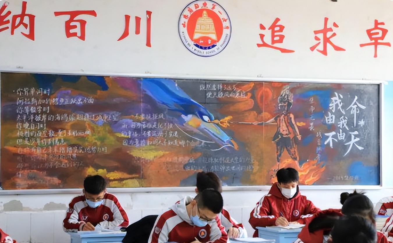 原创高中生满分黑板报火了隔壁班慕名而来老师看完舍不得擦