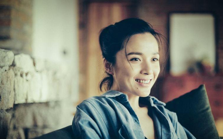 原创44岁靳东老婆曝光是大家很熟悉的一位演员她是谁呢