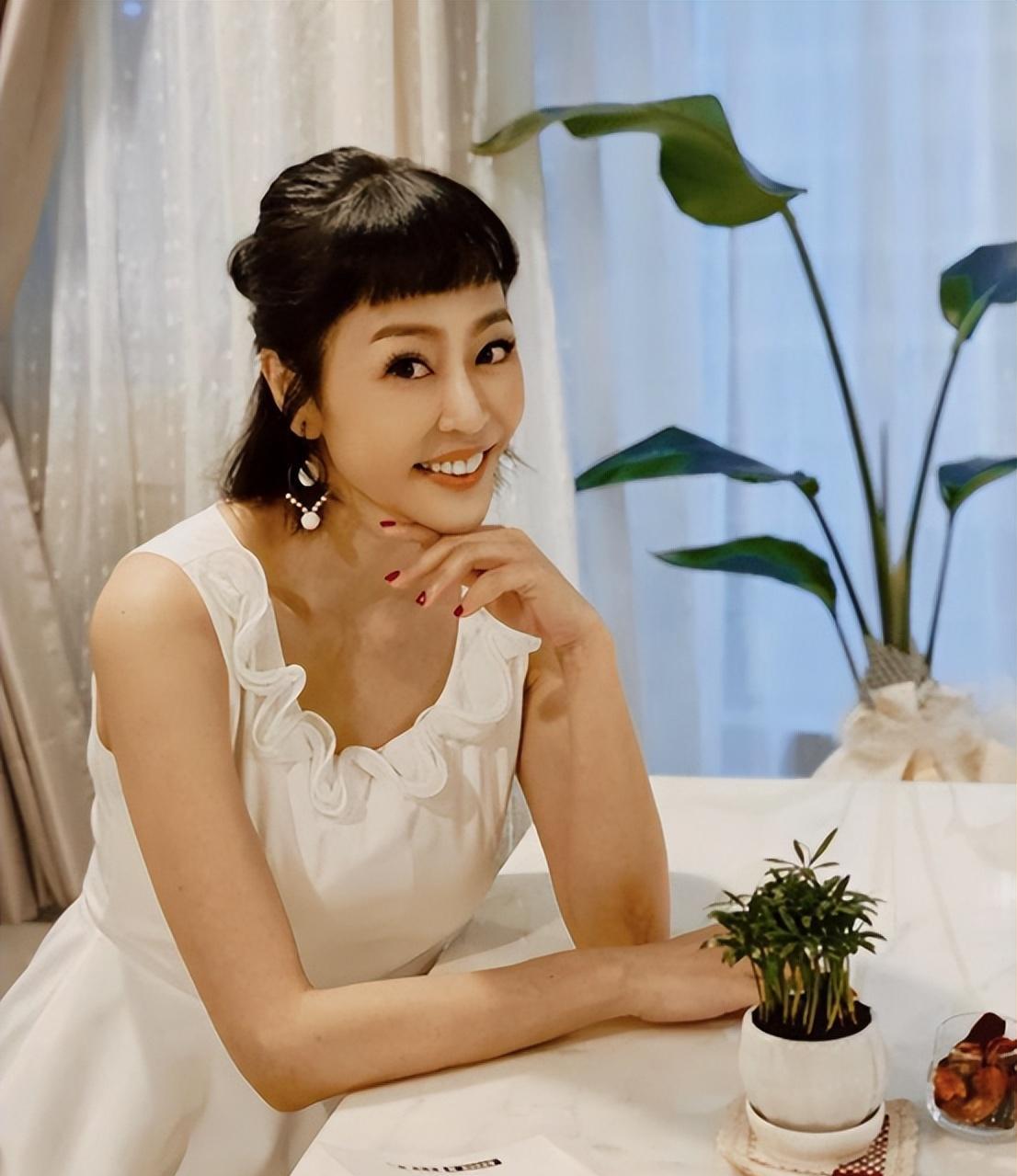 女星唐玲患癌挺过8次化疗,上节目曝光自己身世:没有妈妈很丢脸_一个人