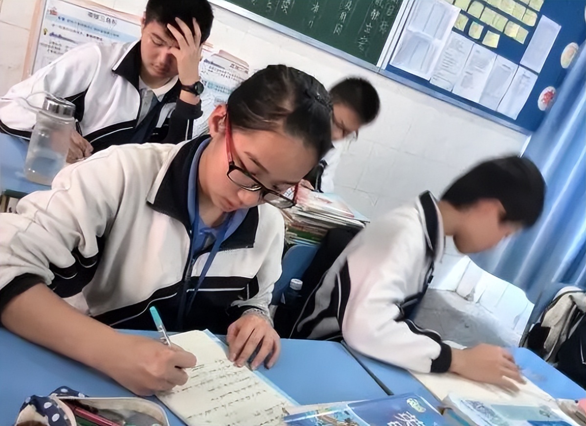 初中女生第一次来“例假”,母亲需告诉两件事,学生将会受益一生_家长_教育_上述情况
