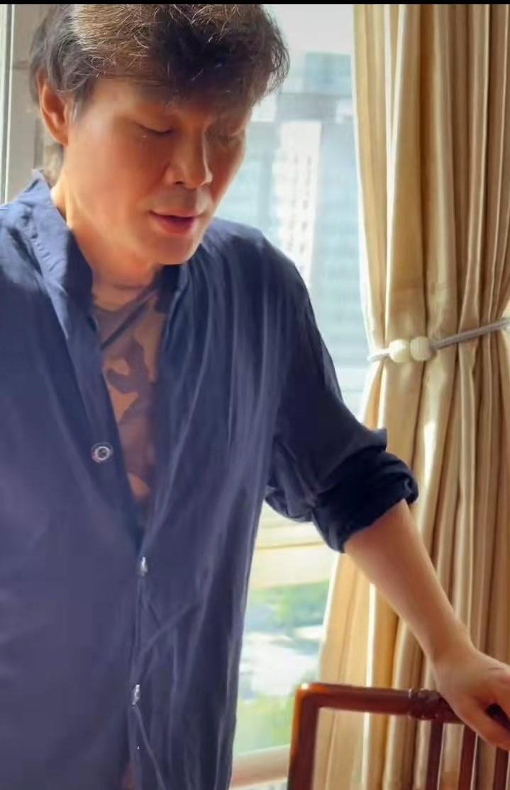 原创知名主持人李彬近况曝光双眼消肿身材单薄康复回家状态渐佳