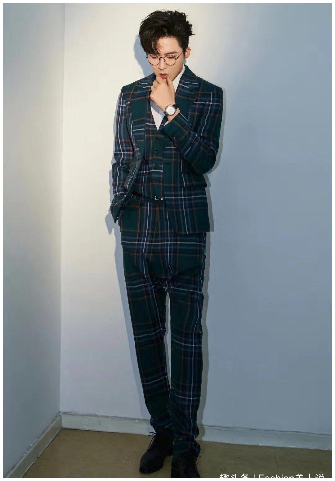 刘宁和李栋旭身高相差5厘米,穿着格调的西装. 这是脚精遇到对方的吗?