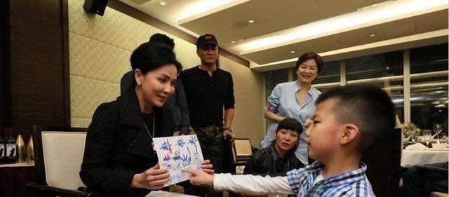 而刘嘉玲之所以会选择认康康做干儿子,也是因为她与康康父亲胡军之间