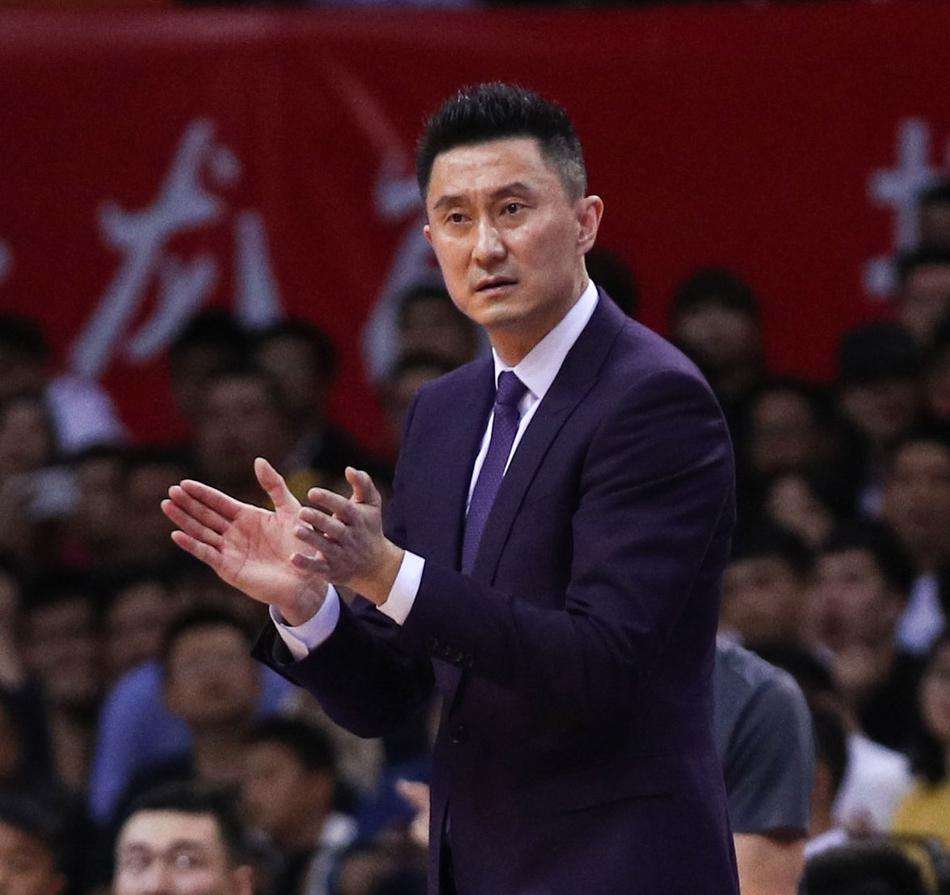 如何评价广东主教练杜峰在场边对马布里下脚?_杜锋_比赛_发生冲突