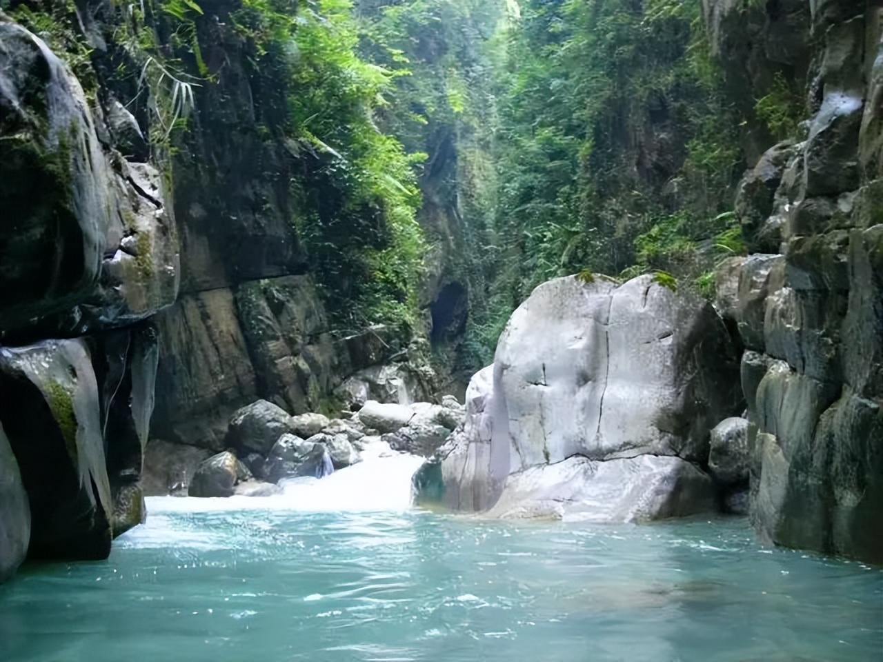 到奇绝的大自然的鬼斧神工之笔,不仅能欣赏到高峡壁立,峡谷中百泉汇流