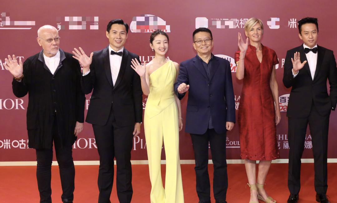 原创29岁周冬雨红毯两套风格切换可盐可甜却被吐槽发际线堪忧