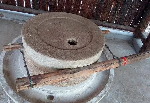 80年代农村人都用石磨磨米面后来换成钢磨再后来它们消失了