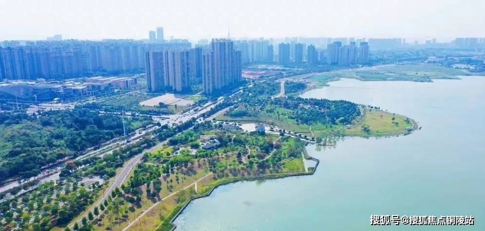 万科松湖天地位于松雅湖南岸,一线临松雅湖,长沙王炸级地段!