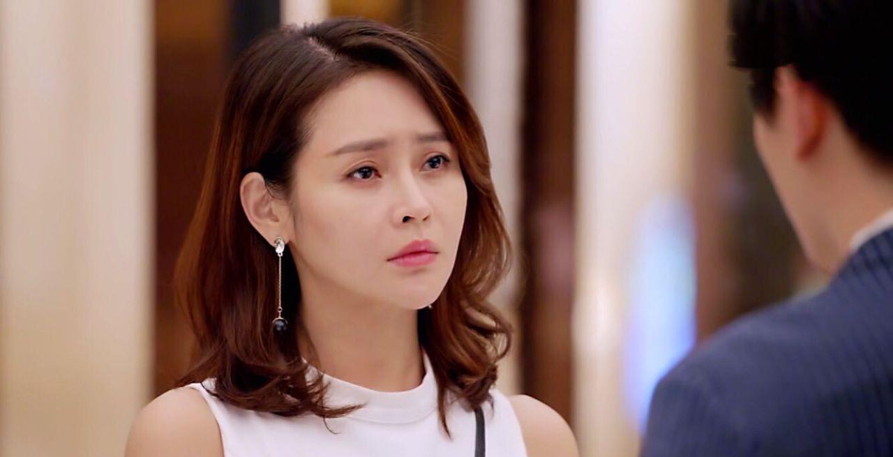 她出身于干部家庭,父亲是交警,母亲是书香门第的女人.