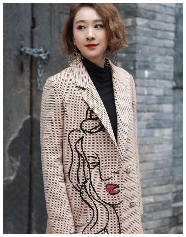 35岁穆婷婷太抗老,格子西装搭配牛仔裤高跟鞋,一张娃娃脸很显嫩