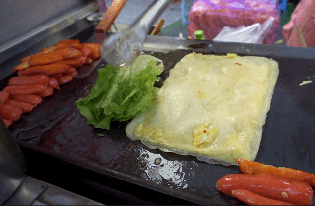 原创福建大姐路边卖鸡蛋饼8元一份现做现吃晚6点出摊日入几千元