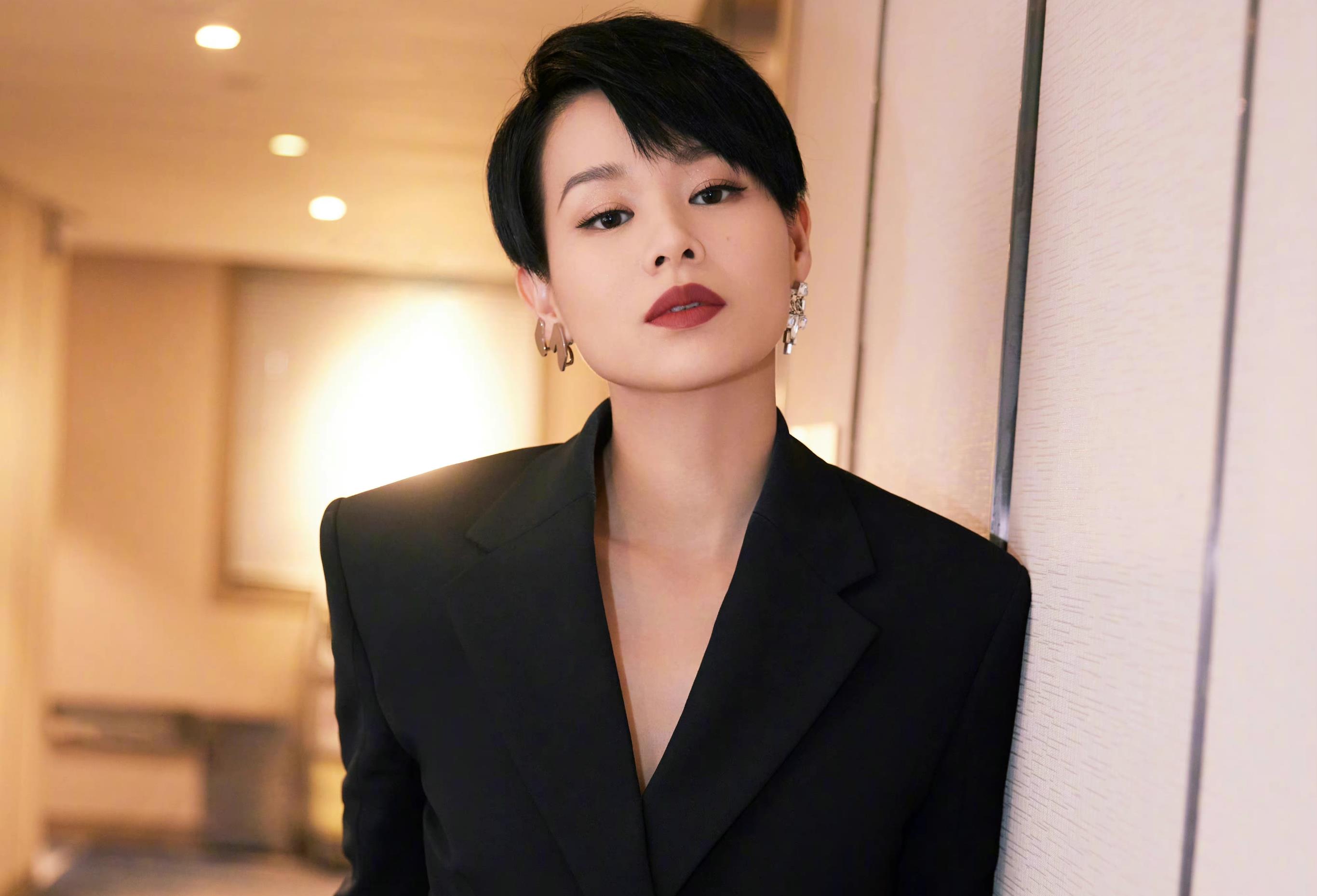 胡杏儿毕业于香港科技大学生物化学系,这个大学的排名和清华北大不相