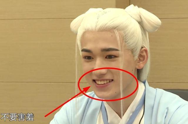 原创宋亚轩牙黄涂芭比粉口红本以为颜值会下跌却惊艳全网