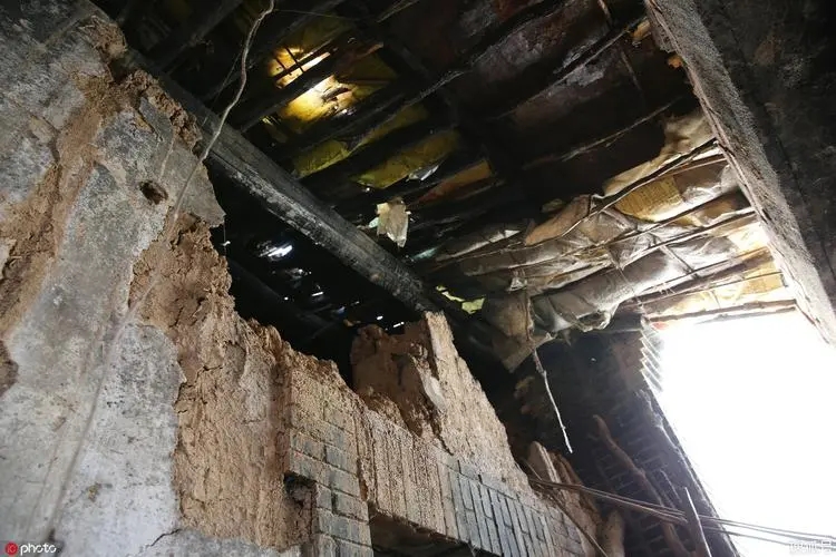 阳光长年累月都不能照进滴泪房中,再加上下雨天雨水不断滴落,房屋墙壁