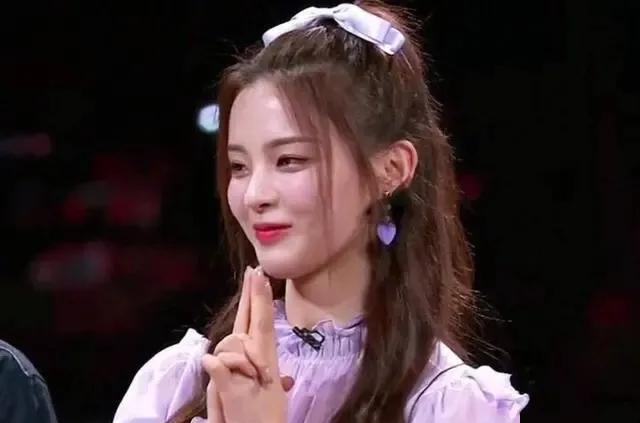 杨超越的锦鲤运有多虎人?爱财如命的她,用的手机壁纸就是财神爷.