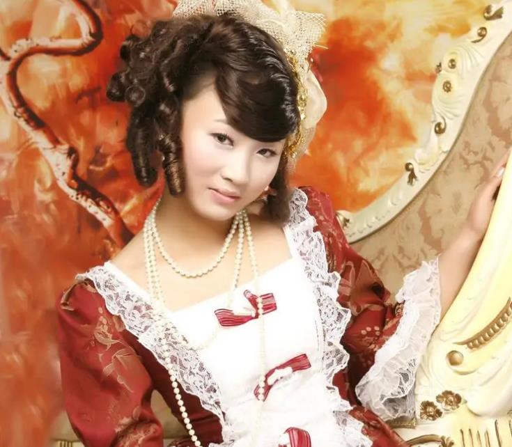 《武林外传》拍摄期间,于娟和于霞一起进了剧组,妹妹于霞给这部剧演唱