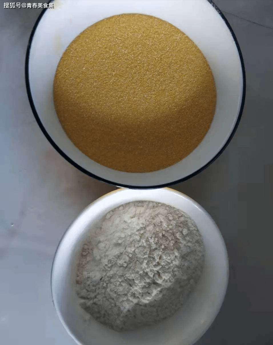 取玉米面 30g ,白面 20g,备用做法:食材准备:玉米面 30g ,白面 20g