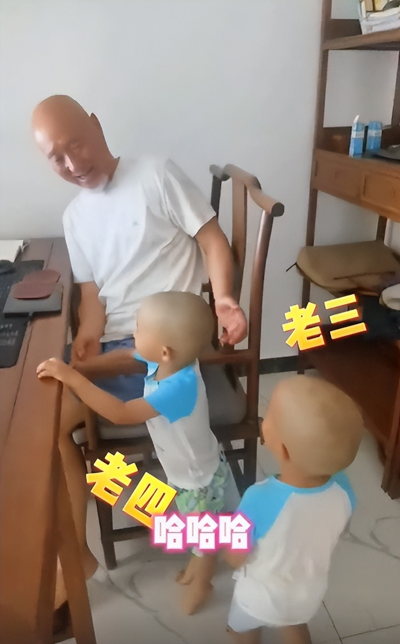原创68岁陈佩斯罕晒双胞胎孙子爷孙玩耍三光头抢镜豪宅高级古董多