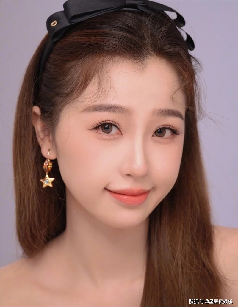 95花虞书欣晒唯美写真吐舌卖萌被抓拍玫粉色高跟鞋美得不像话