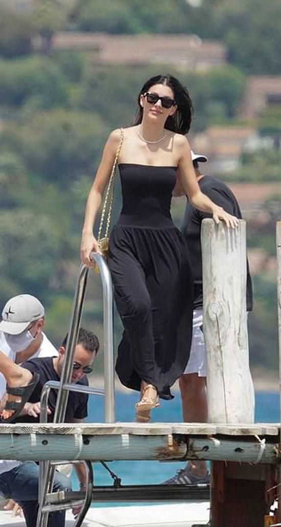 大肚腩消失有了腹肌线条,24岁模特女友相随_卡米拉·_菲利普·格林