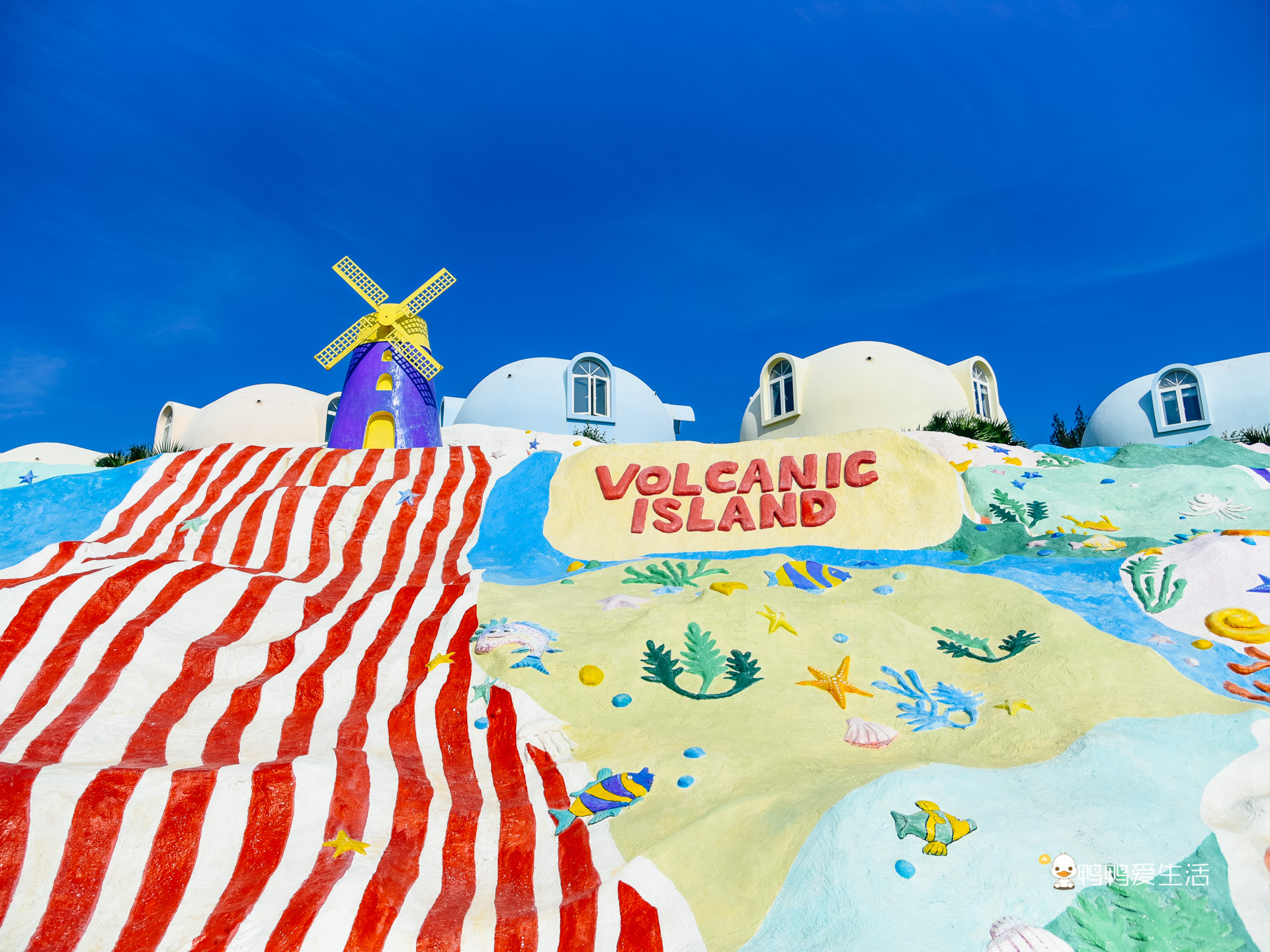 彩虹山上还有泡泡屋哦,萌趣的可达鸭墙绘,可以在这里入住一晚哦,享受