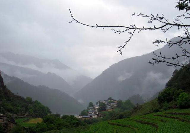 云南深山里，有个依山傍水的藏族村庄，有着“天下第一村”的美称