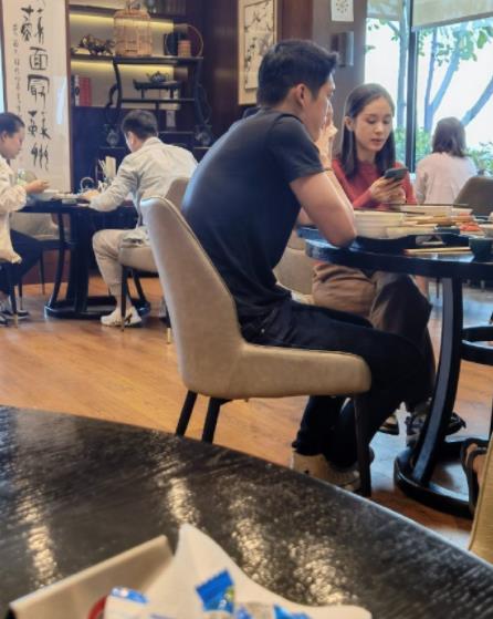 吴永恩探班王子文,贴心为她撑伞,紧盯女友显深情_andrew_男友_外套