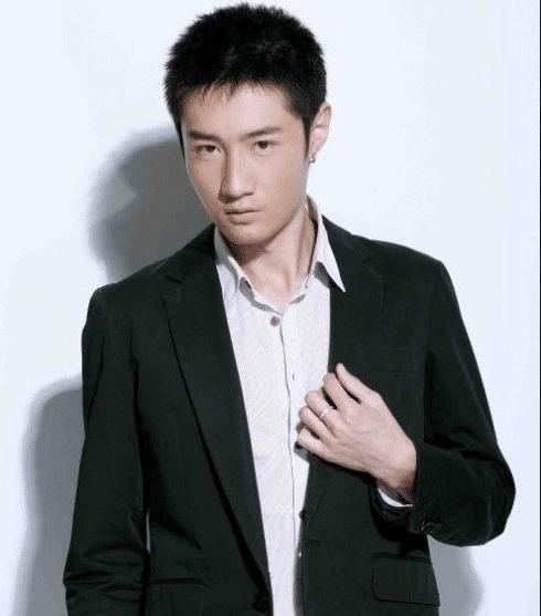 而如今网络上更是没有了张爱朋的消息,曾经有过一位自称是他女友的