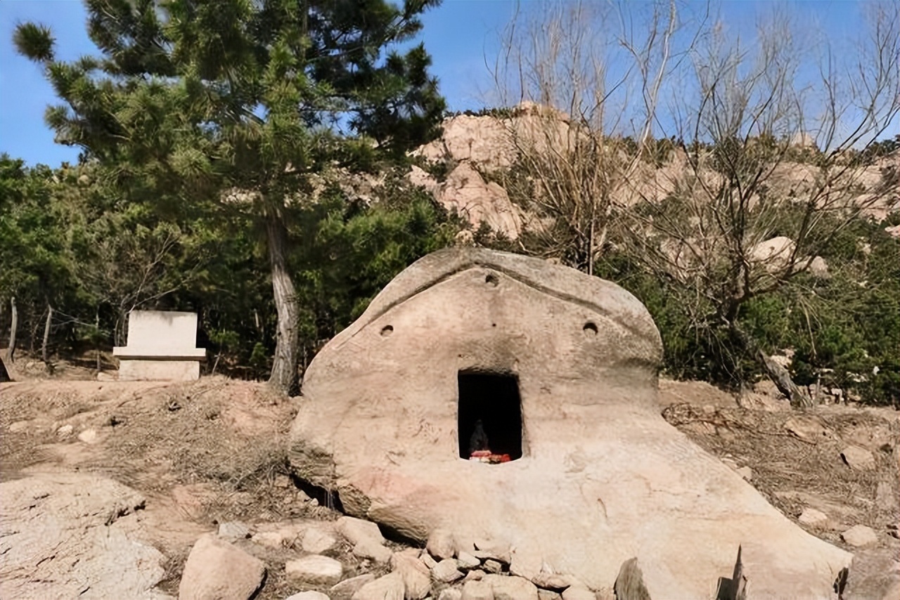 大珠山石屋子沟村,也有一处更为出名的石屋子,屋内还有隋唐时代的石窟