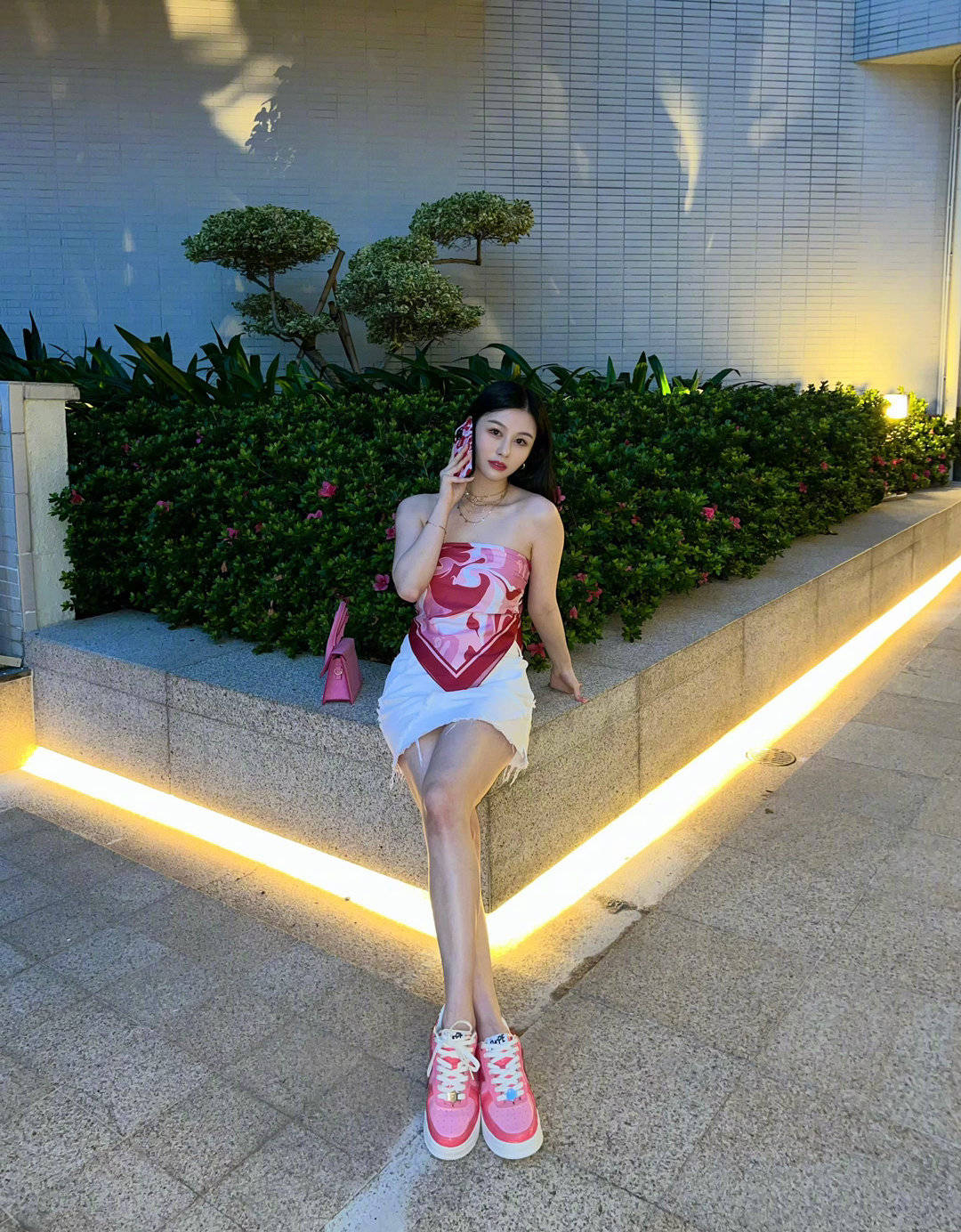 邱淑贞女儿沈月晒美照 穿抹胸装秀美腿青春有活力