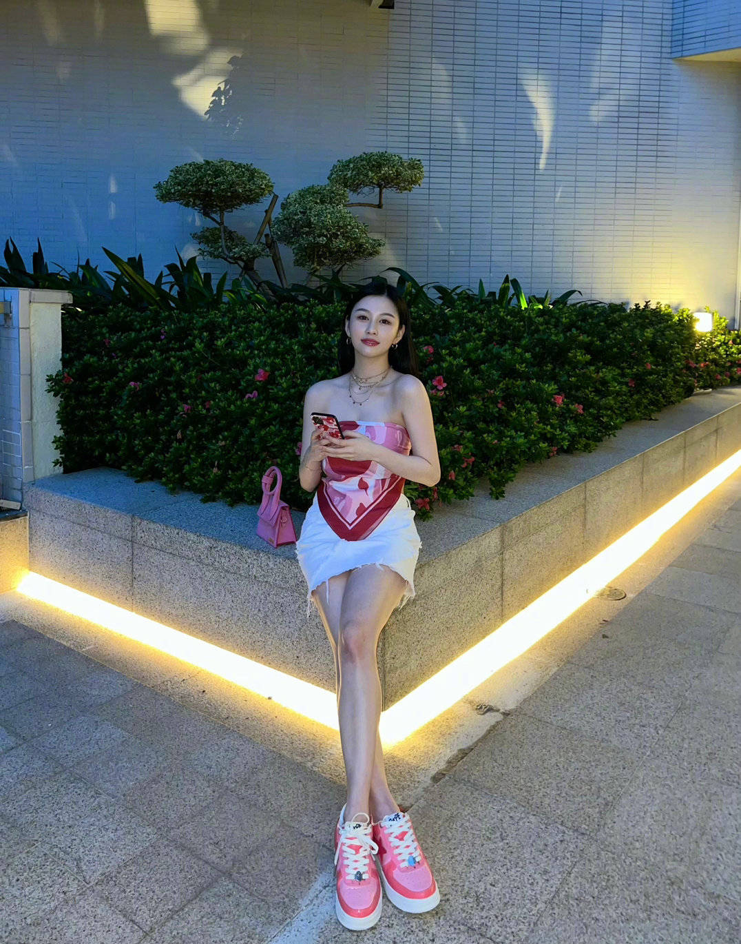 邱淑贞女儿沈月晒美照 穿抹胸装秀美腿青春有活力