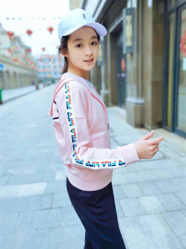 原创             她才12岁就被杨幂看中，穿运动服更显青春，撞脸刘敏涛