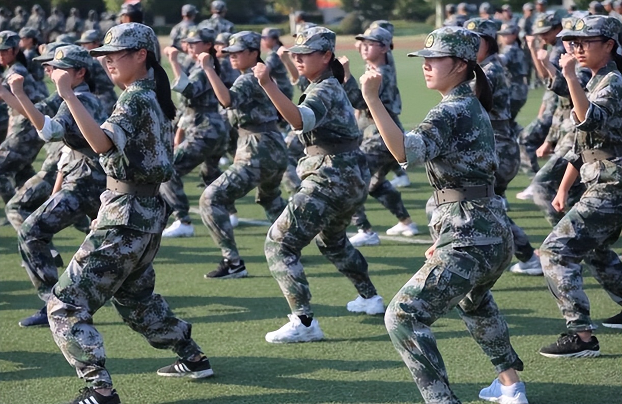 为啥大学军训时教官总喜欢盯着女生看早知道早避免尴尬