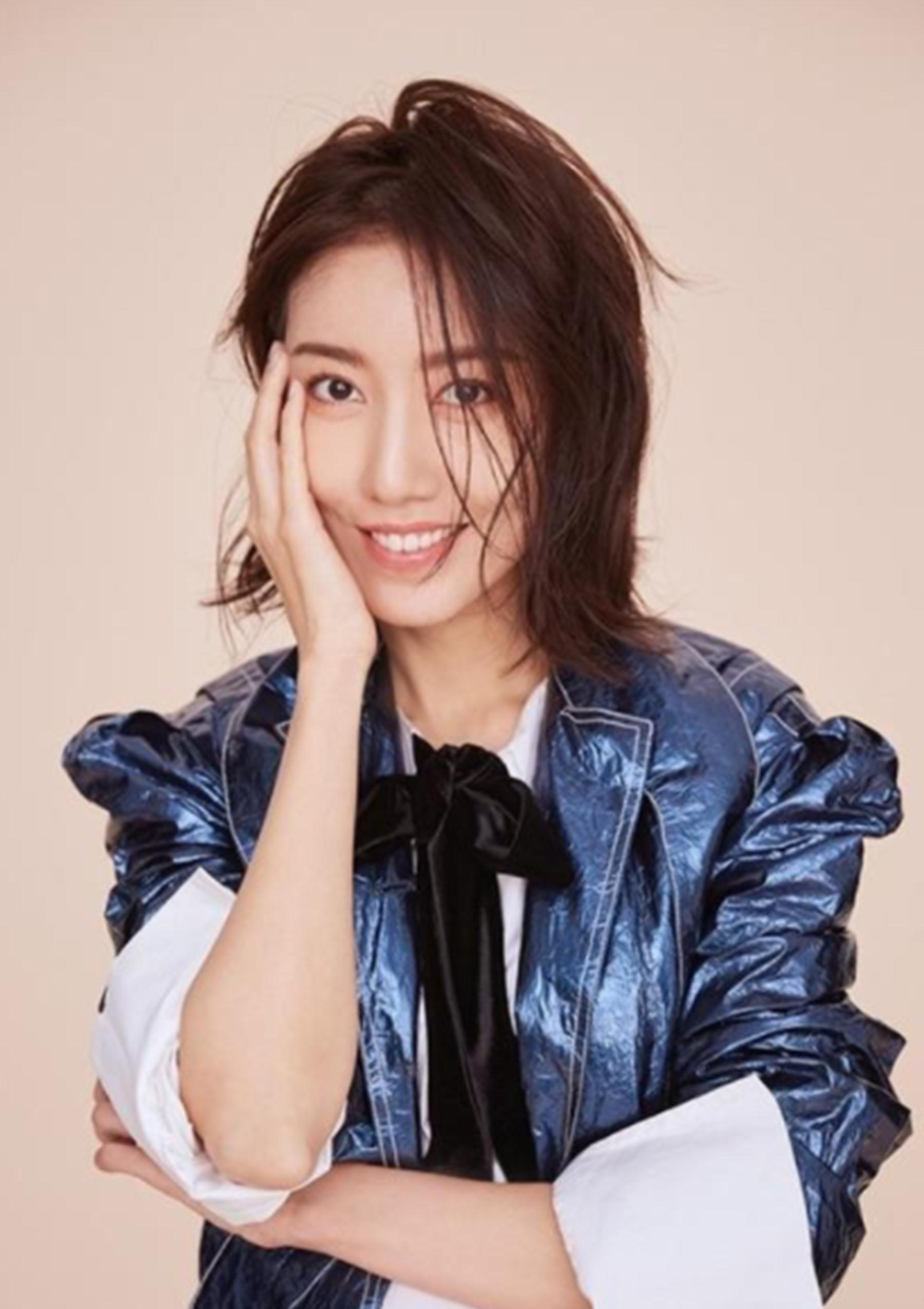 她只是一个戏份不多的女配,由演员高露饰演.