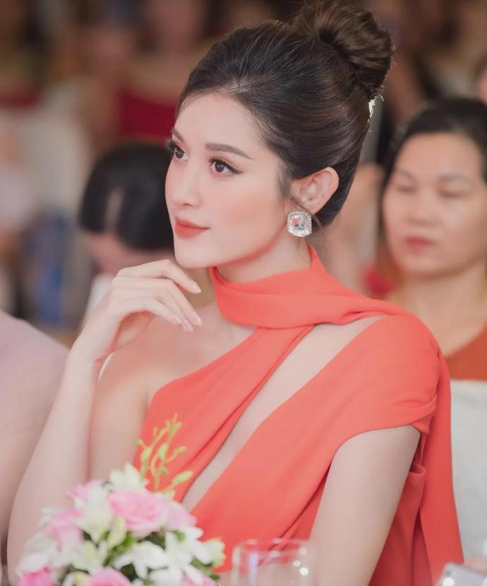 艳压迪丽热巴,身材比柳岩还好,富豪狂掷90亿只为博她一笑_阮宣眉_女人