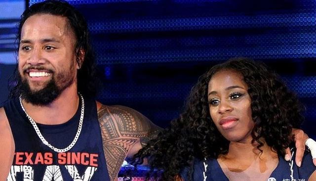 内奥米在上周的raw节目中和莎夏·班克斯选择了罢工,随后wwe剥夺了