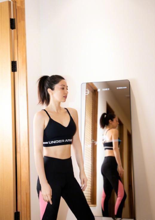 董璇穿衣服秀事业线,健美紧身裤勾勒s型身材,购万元镜子太豪气_苏小玎