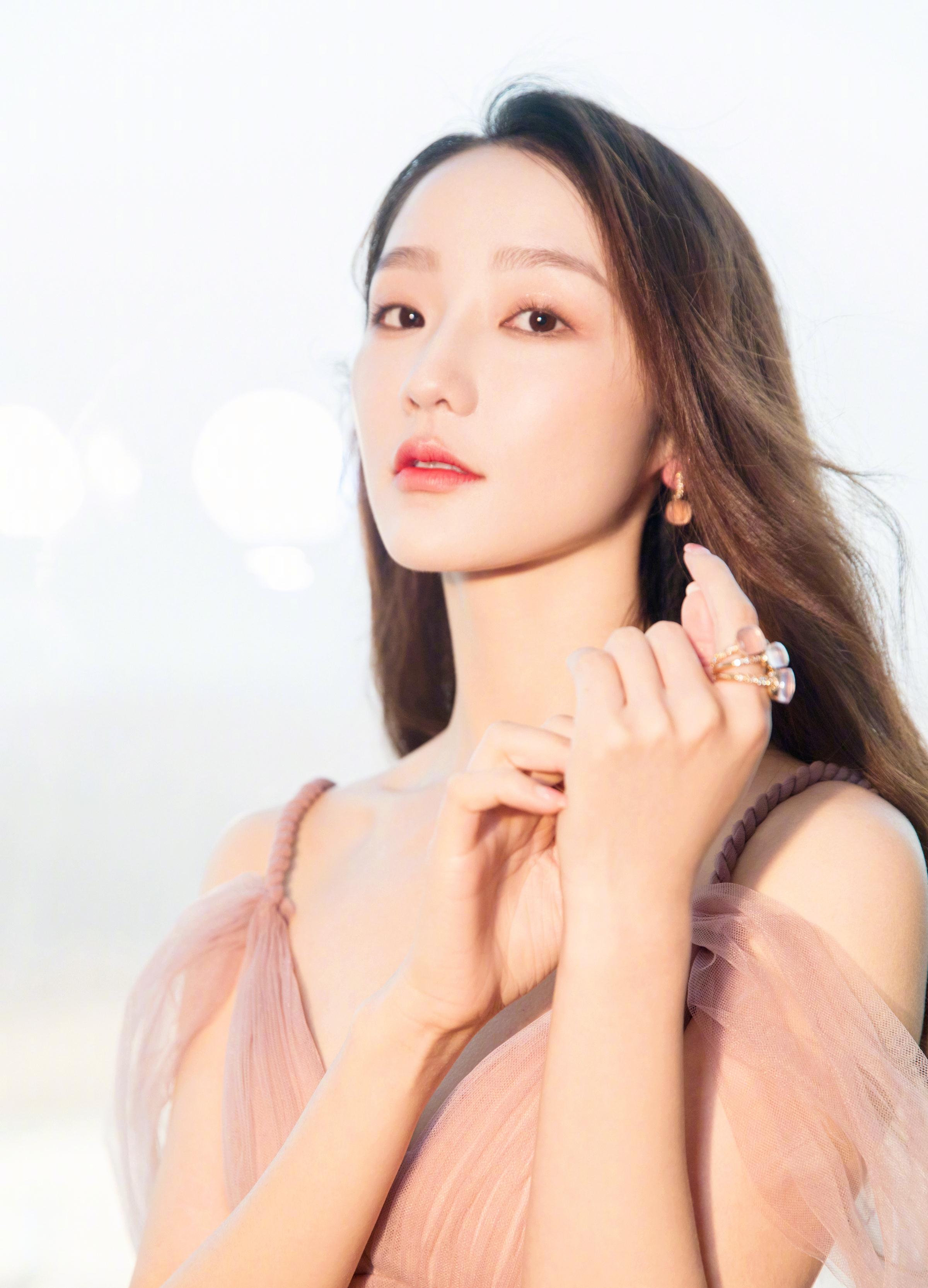 安利一位新晋女演员肖燕,23岁的小姐姐,拥有170cm身高,身材纤美,形象