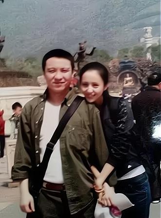 后来佟丽娅的事业一路走高,天天泡在剧组里,很少有时间和男朋友腻歪.