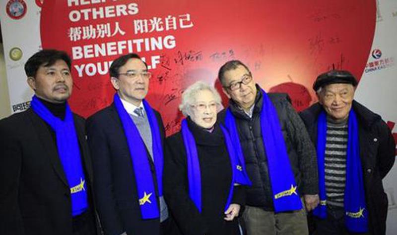 从1939年参演史东山执导,舒绣文,井淼主演的电影《好丈夫》开始,几十